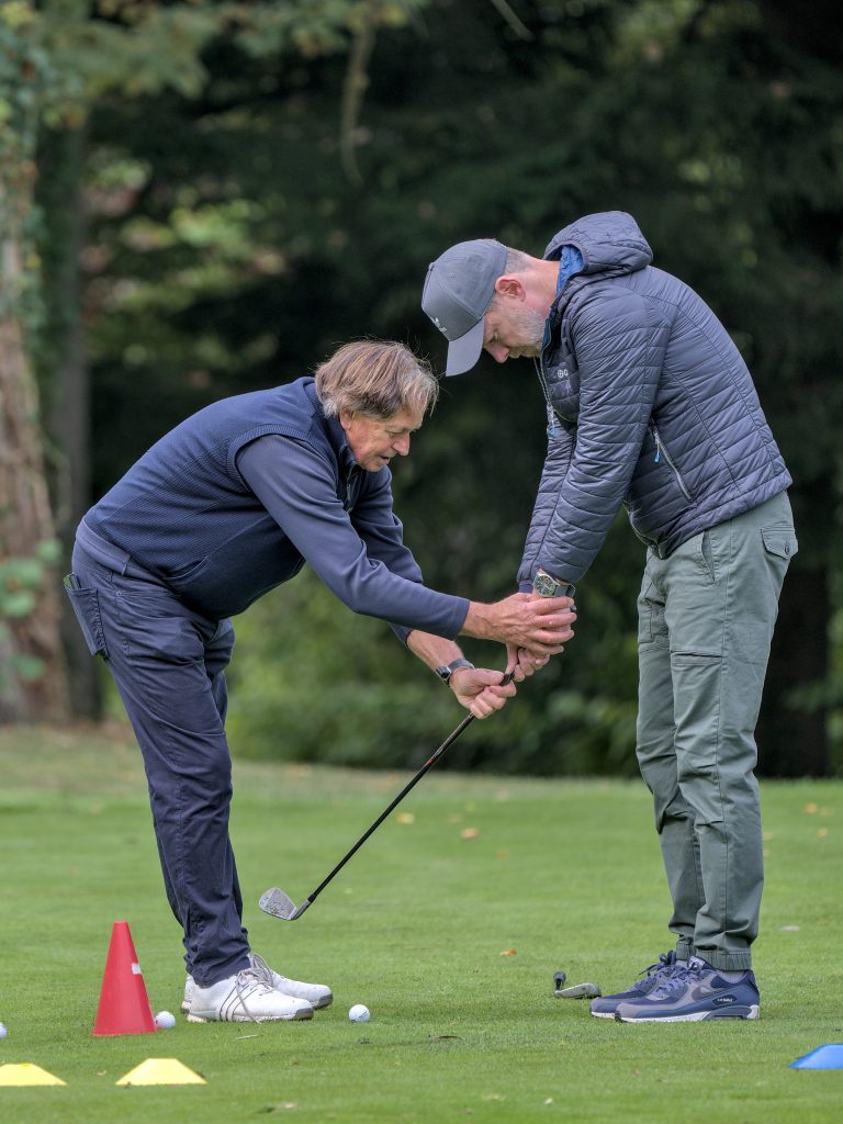 Golf-Pro Gerhard Baum erklärt die richtige Griffhaltung bei einem Golfschläger.